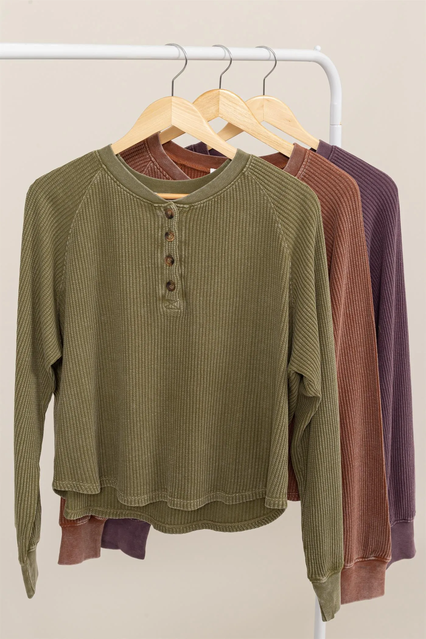 DZ24E442-HENLEY WAFFLE KNIT RAGLAN SLEEVE TOP
