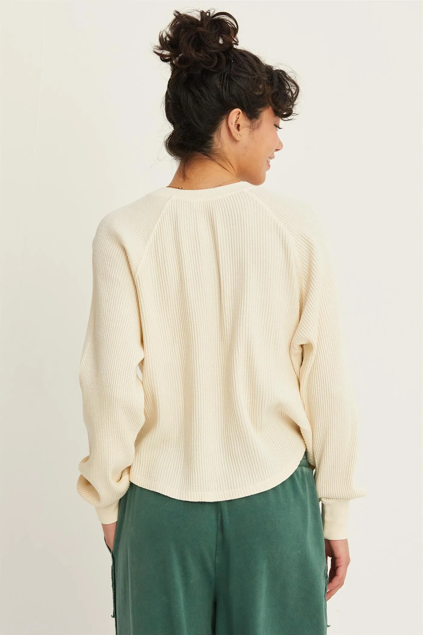 DZ24E442-HENLEY WAFFLE KNIT RAGLAN SLEEVE TOP