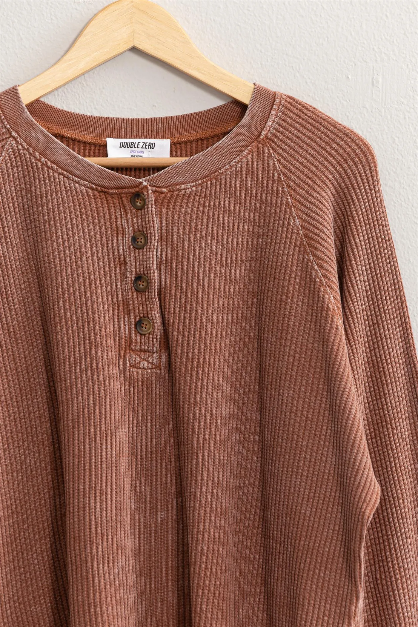 DZ24E442-HENLEY WAFFLE KNIT RAGLAN SLEEVE TOP