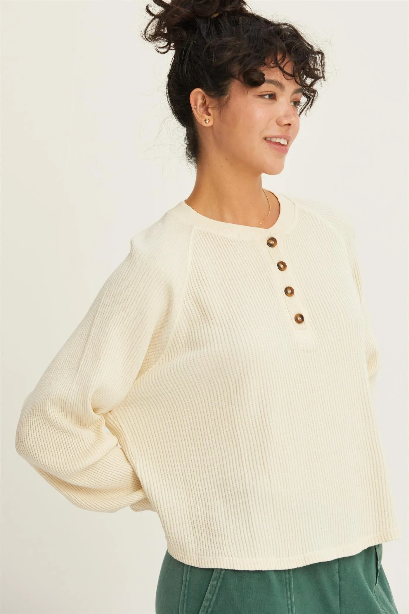 DZ24E442-HENLEY WAFFLE KNIT RAGLAN SLEEVE TOP