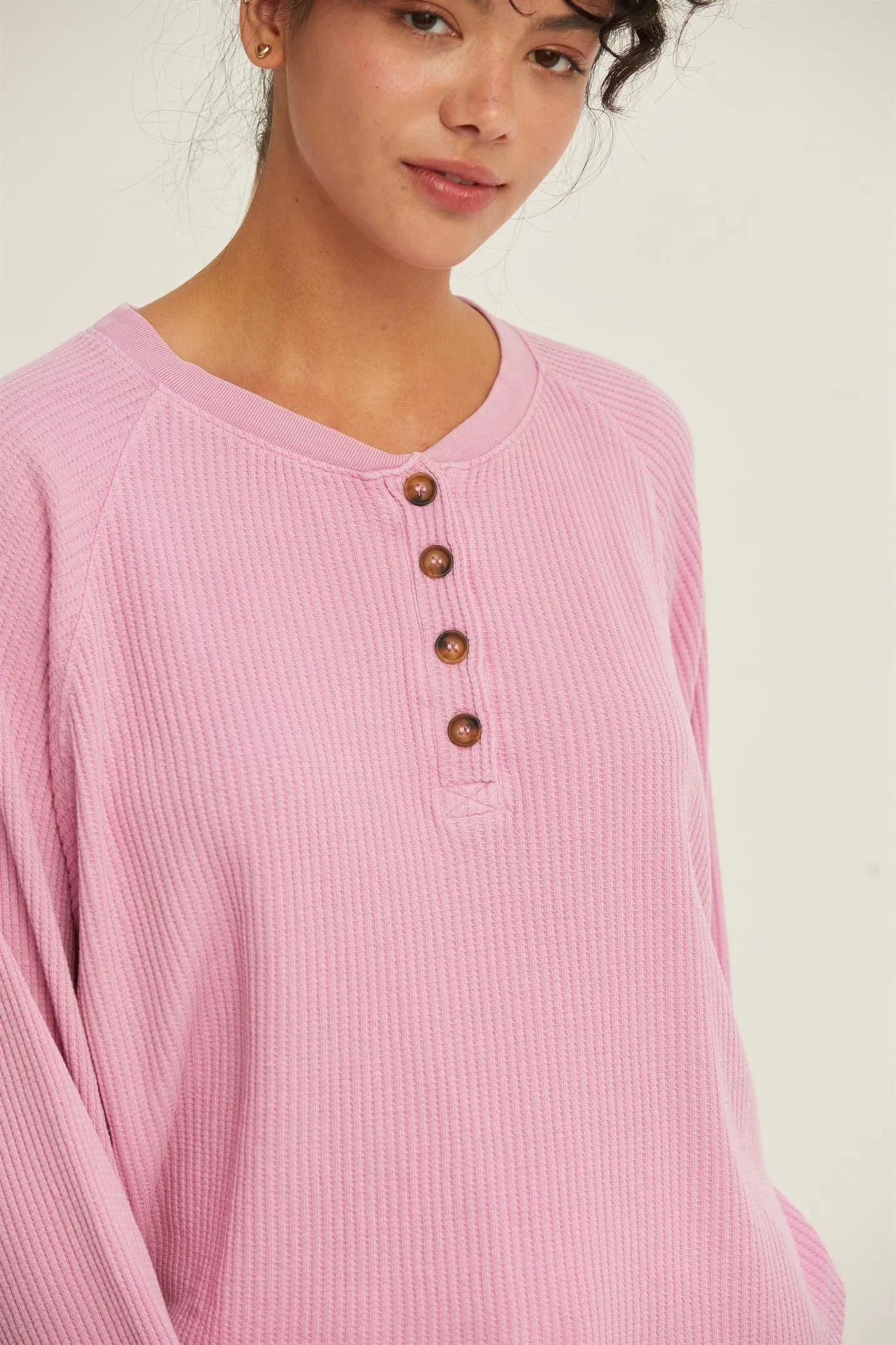DZ24E442-HENLEY WAFFLE KNIT RAGLAN SLEEVE TOP