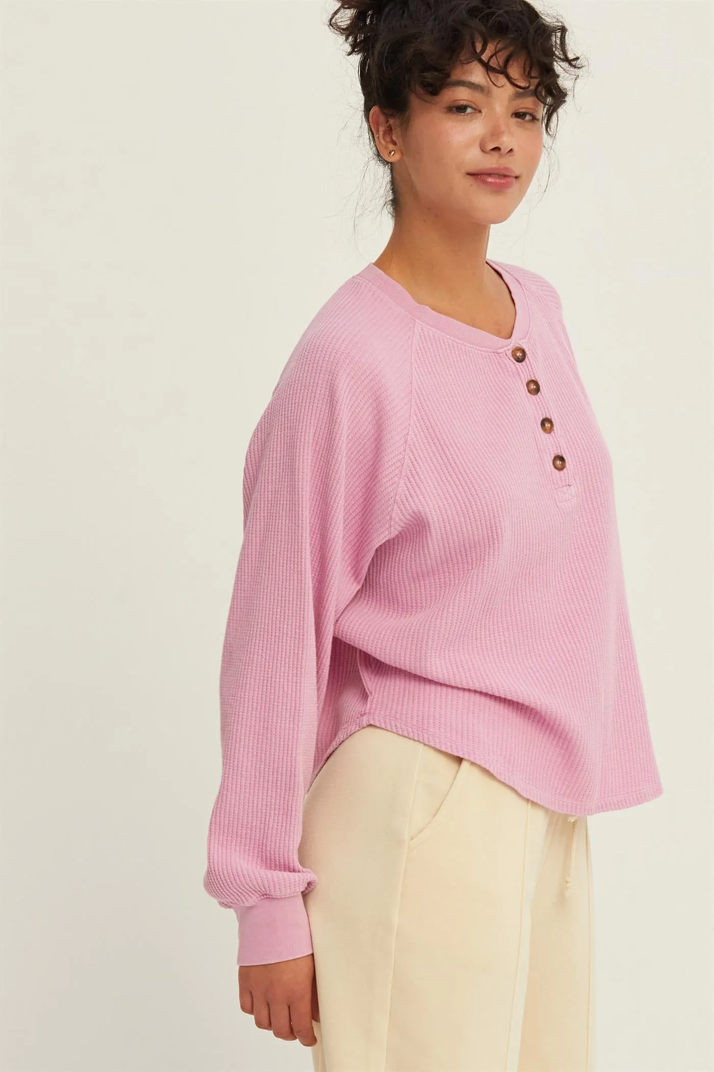 DZ24E442-HENLEY WAFFLE KNIT RAGLAN SLEEVE TOP