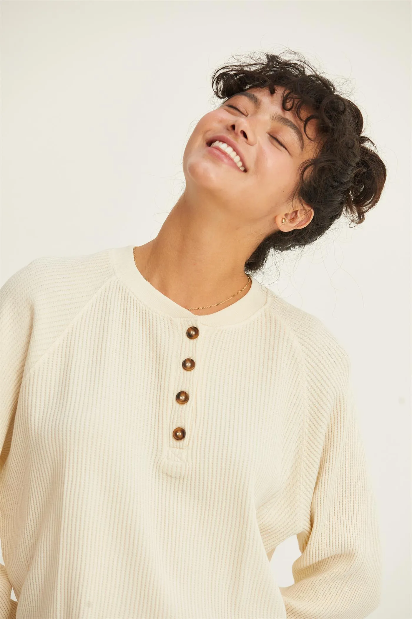 DZ24E442-HENLEY WAFFLE KNIT RAGLAN SLEEVE TOP