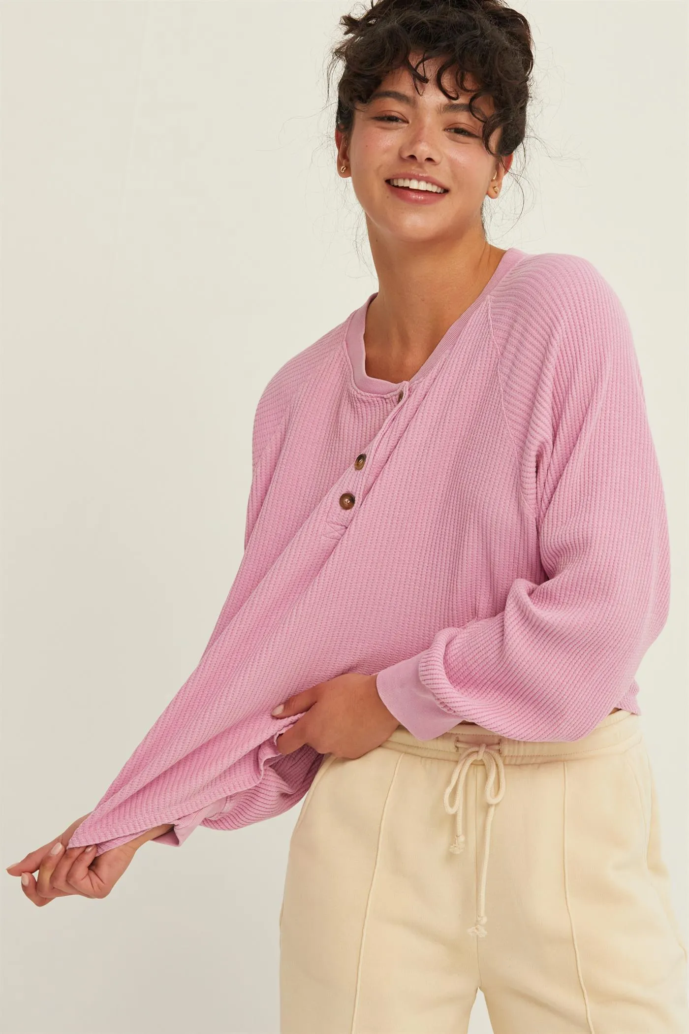 DZ24E442-HENLEY WAFFLE KNIT RAGLAN SLEEVE TOP