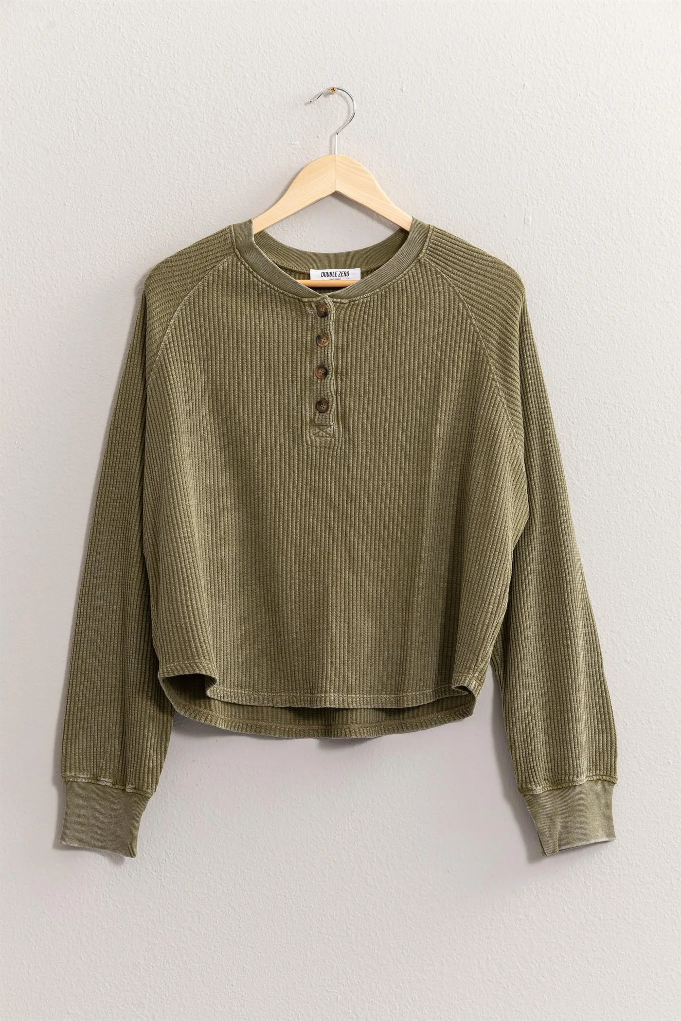 DZ24E442-HENLEY WAFFLE KNIT RAGLAN SLEEVE TOP