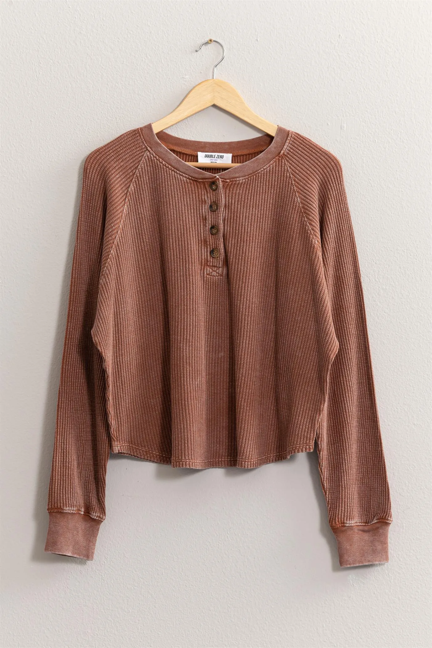 DZ24E442-HENLEY WAFFLE KNIT RAGLAN SLEEVE TOP