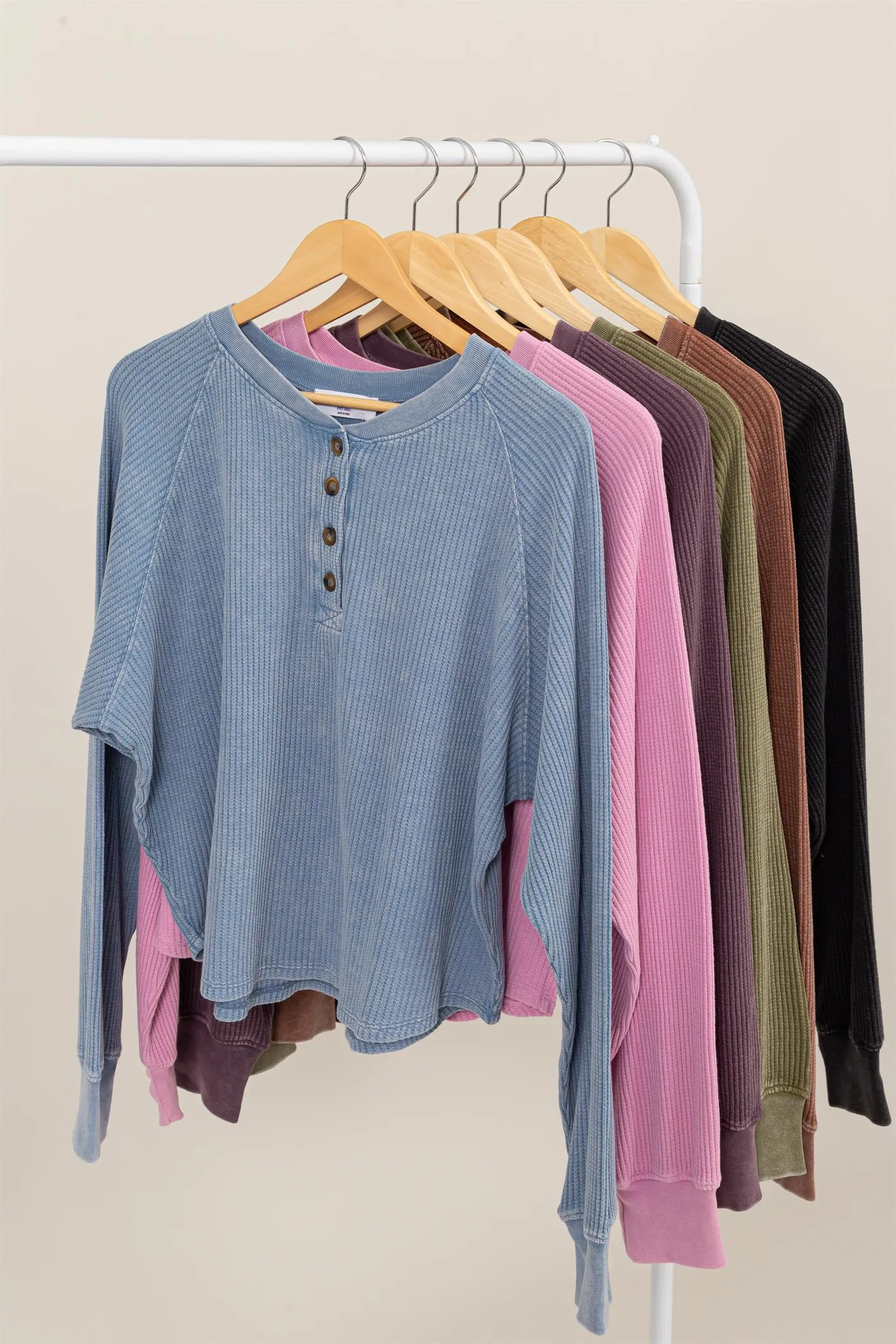 DZ24E442-HENLEY WAFFLE KNIT RAGLAN SLEEVE TOP