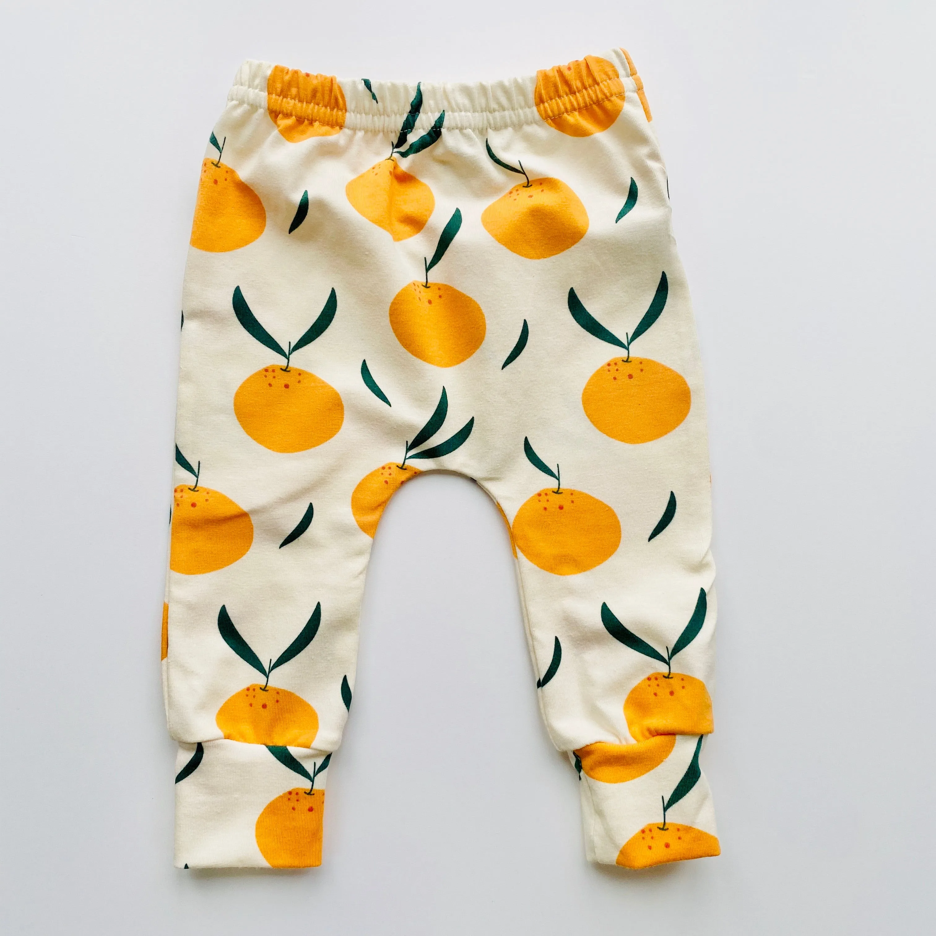 Eddie & Bee organic cotton leggings in Cream "Clementine Grove" print.
